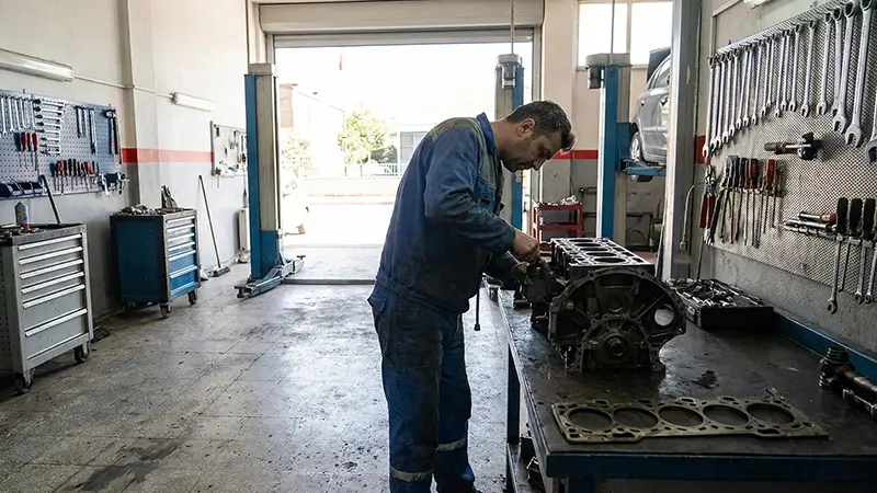 Motor rektifiye ve silindir kapak contası tamiri yapan usta, 2026 maliyetleri