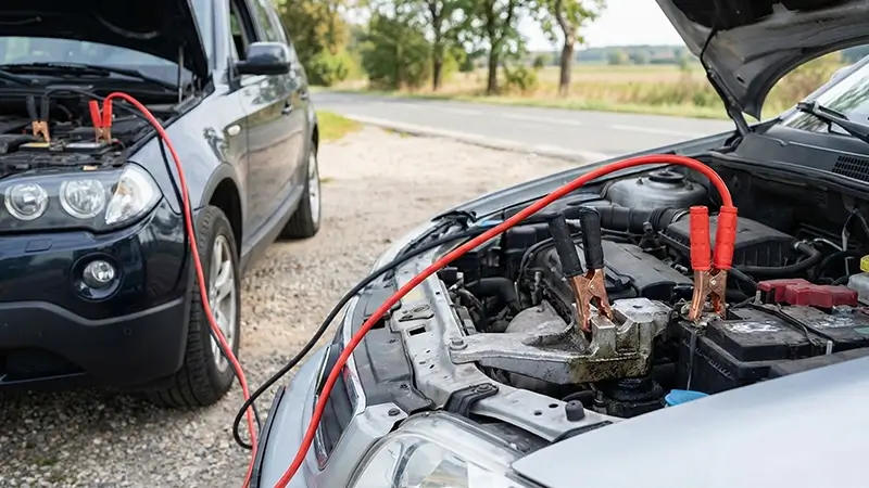 Akü takviye kablosu bağlantı sırası: artıdan artıya, eksiyi motor bloğuna bağlama