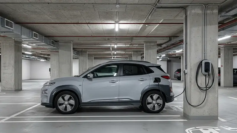 Apartman otoparkında kurulmuş wallbox ve ayrı kablo hattı