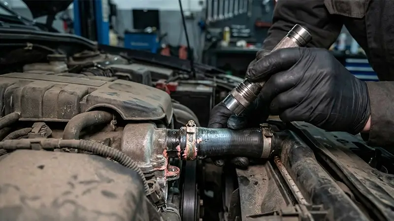 Motor kaputu açık şekilde antifriz ve su sızıntısı kontrolü yapan usta