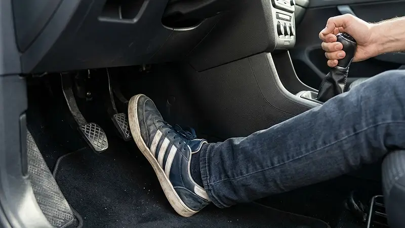 Sertleşen veya boşalan debriyaj pedalında arıza belirtileri