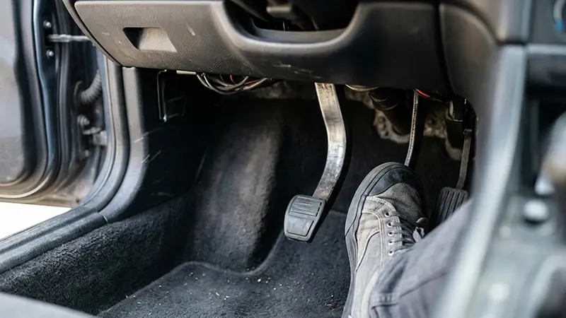 Debriyaj pedalı yumuşaması ve dibe çökmesi yakın planı