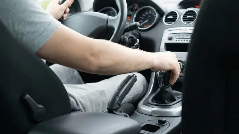Sürücünün el frenini çekerek 3. viteste baskı balata testi yapması