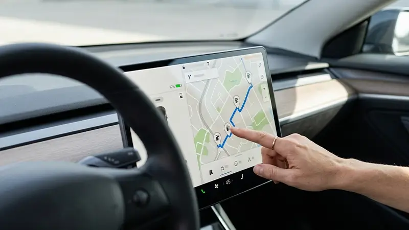 Şarj durağı eklenmiş elektrikli araç rota planı ekranı