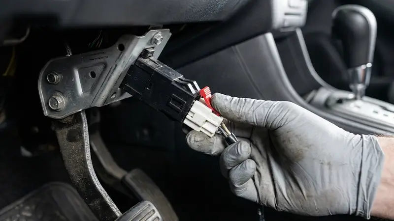 Fren müşürü değişimi sırasında soket sökme ve otomatik viteste acil shift-lock erişim noktası