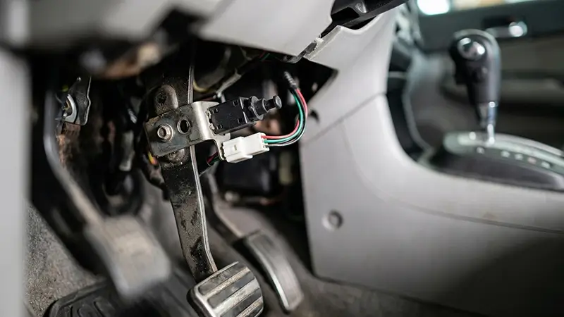 Stop lambası yanmıyor ve otomatik vites P konumunda kilitli kalan araçta fren müşürü arıza tespiti