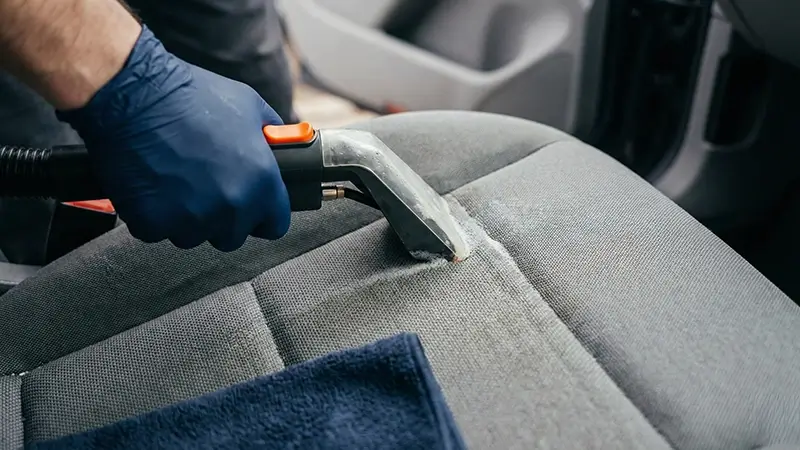 İç detaylı temizlikte koltuk ve döşeme leke çalışması
