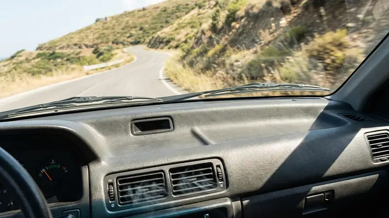 Klima açıkken yokuş tırmanan araçta hararet ibresi yükselirken gösterge paneli yakın plan