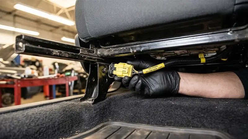 Koltuk altındaki airbag soketi ve SRS kablo bağlantılarında temassızlık kontrolü
