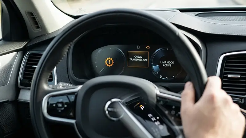 Koruma moduna geçen otomatik şanzımanda uyarı ışığı ve sınırlı sürüş