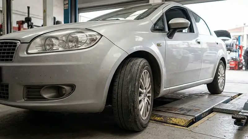 Rotil arızasında düzensiz lastik aşınması ve sağa sola çekme belirtisi