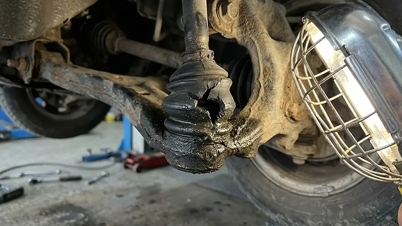 Rotil boşluğu ve yırtılmış toz lastiğinin ön takımda oluşturduğu aşınma