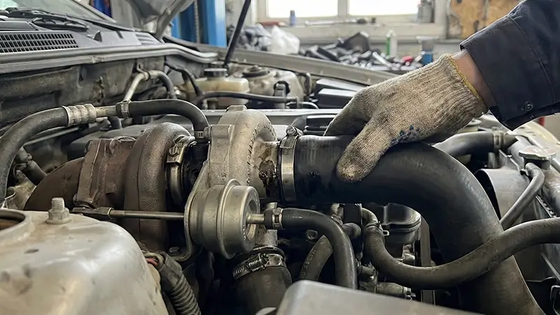 Turbo basınç valfi, wastegate ve hava hortumu kaçaklarının kontrol edilmesi