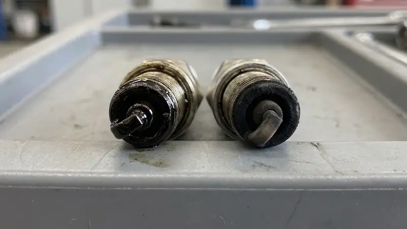 Yağlanmış ve kararmış buji uçlarının karşılaştırılması